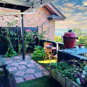 View 1-bedroom apartment in marvelous Seattle with private HotTub, A/C, sleeps 5 Hotel Exterior