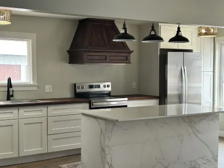 Charming 1-bedroom house in Chetek with WiFi, AC Отели в г. Четек