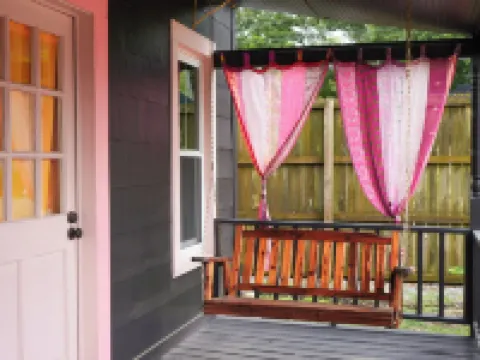 Downtown -All Shook Up Bungalow -Heart Break Hotel 2br/1b