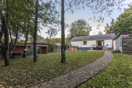 Lambrook Barn - private parking, hot tub & gym