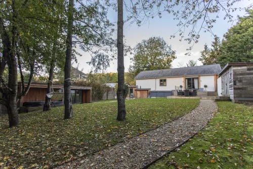 Lambrook Barn - private parking, hot tub & gym