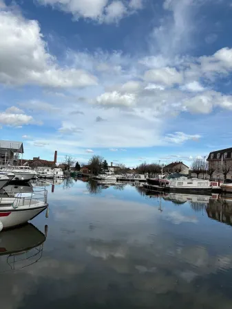 Quiet apartment near PAL, canal Отели в г. Дигуэн