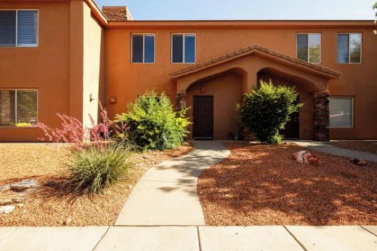 Desert Family Retreat •desert views•dark skies• pool•hot tub• 35 min to Zion•