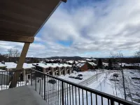 Ski-in Penthouse Condo at the base of Mont-Ste-Anne Hoteles en Beaupré