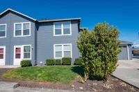 Elegant French Country Cottage Charm Garage cable, parking & pet friendly Hotels in Central Point