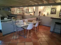 Charming 2-bedroom house in tranquil Le Bouscat with WiFi Hotels in Le Bouscat