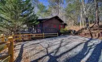 Cozy 2 bedroom Cabin w/hot tub!