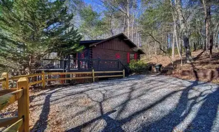 Cozy 2 bedroom Cabin w/hot tub!
