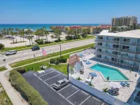 Salty Surfer Beach Getaway studio in New Smyrna Beach - 2-Star