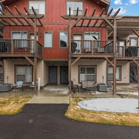 Ponderosa Pines Retreat, featuring 3 Beds and 3 Baths with Privacy