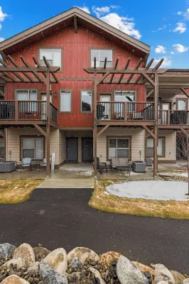 Ponderosa Pines Retreat, featuring 3 Beds and 3 Baths with Privacy - Boutique
