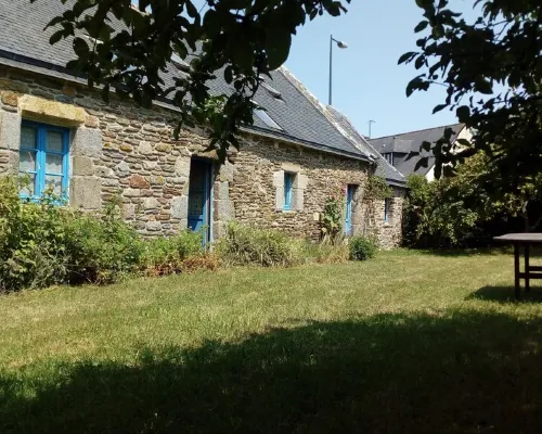 Traditional farmhouse with large garden. Porsliogan beach 500m away on foot. Hotels in Le Conquet
