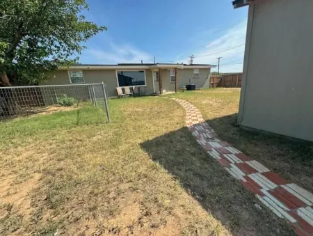 Texan delight- 6 bed house/large yard/streaming!