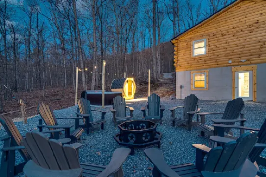 5Br Cabin W/ Sauna, Hot Tub, Firepit, River Access and Games