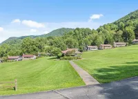 Welcome to Raven's Nest! Great Views and Easy Access in All Weather. Hotel a Maggie Valley
