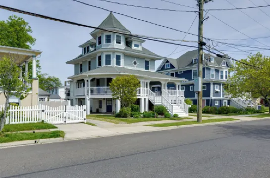 北懷爾德伍德住宅，配有門廊～離海灘3個街區！