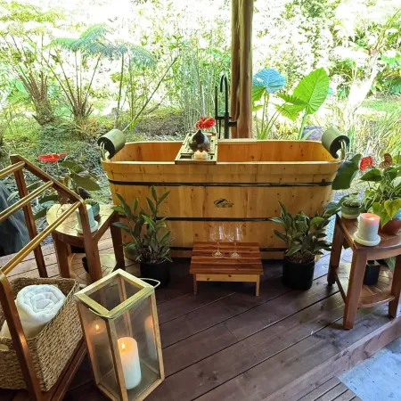 Volcano Tea House Cottage - Spa Bath, Hot Tub, and Fireplace with Japanese Decor