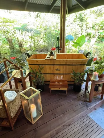 Volcano Tea House Cottage - Spa Bath, Hot Tub, and Fireplace with Japanese Decor