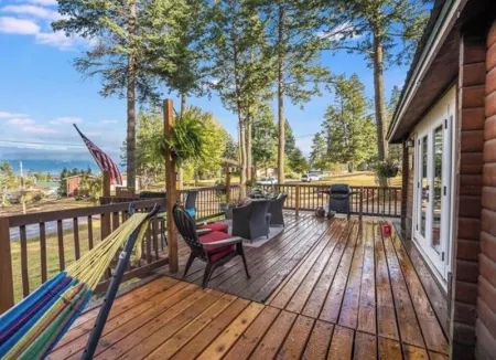 Cabin near Flathead Lake is walking distance to food, shopping and lake view. Отели в г. Лейксайд