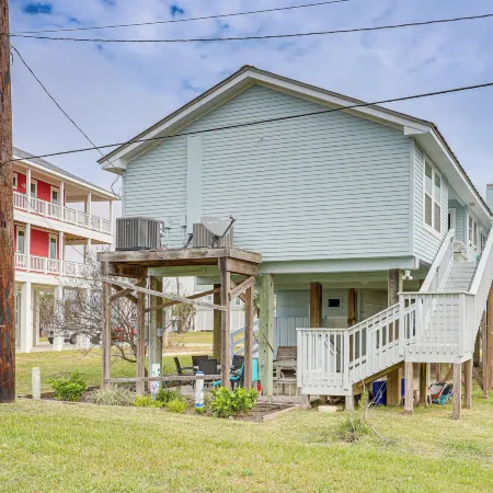 Steps to Galveston Beach: Dog-Friendly Gem w/ Yard