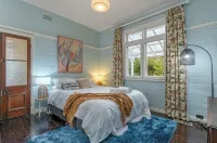 Pet friendly Near 3 sisters, walking trails and with a fireplace