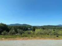 Cheerful Cabin with Mountain View & Hot Tub Hotels in Cooper Gap