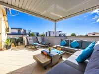 Family-friendly apartment with sea view - 2-Star