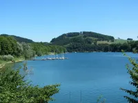 亨內湖安靜度假屋，帶露台 - 民宿