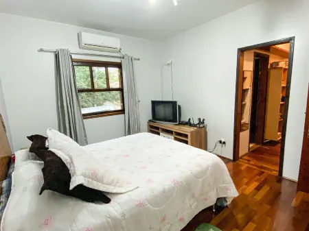 Casa confortável Com Churrasqueira na Granja Viana Отели в г. Карапикуиба