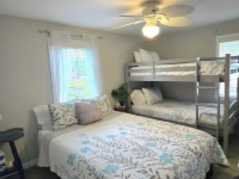 Steps from the beach,  Lakeview with Hot Tub Dunkirk otelleri