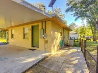 Williston Home w/ Yard: 6 Mi to Devils Den Spring Hotels in Levy County