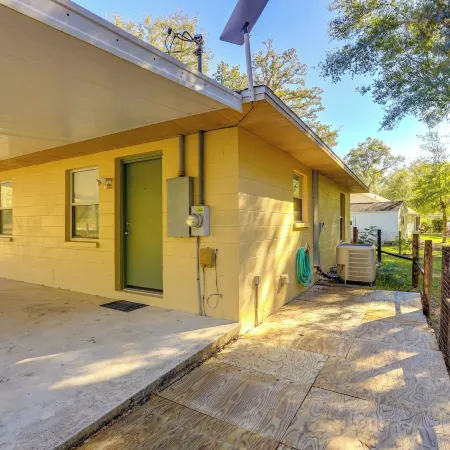 Williston Home w/ Yard: 6 Mi to Devils Den Spring