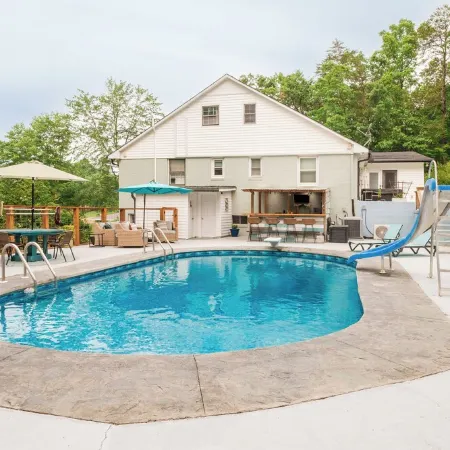 Pool, Close to Town, Nearby Waterfalls!