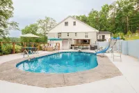 Pool, Close to Town, Nearby Waterfalls! - Pools