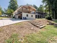 RARE EASY ACCESS PRIVATE FLOATING DOCK 4 BED ROOM HOME! Hotels near Margaritaville at Lanier Islands Water Park