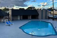 Super 8 by Wyndham Mesa Downtown Near Convention Center - piscine