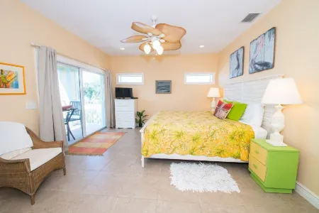 102 6th St S- Upstairs 3 Bedroom Home by RedAwning Отели рядом с достопримечательностью «Cortez Beach»
