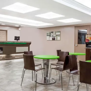 Super 8 by Wyndham Saskatoon Near Saskatoon Airport