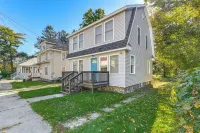 Walk to Main Street! Updated Norwich Home - Homestays