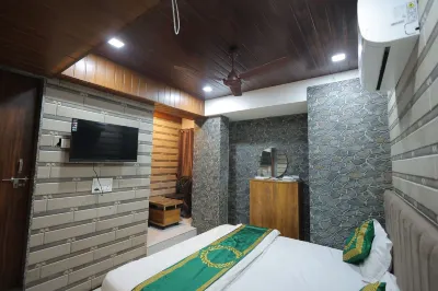 Hotel Cat Hotels near Mohandas Gandhi High School