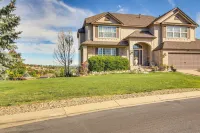4 Mi to Broadmoor! Apt w/ Movie Theater & Mtn View