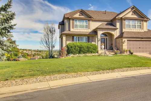4 Mi to Broadmoor! Apt w/ Movie Theater & Mtn View - Apartments