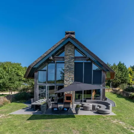 Stylish Overnight Stay With a hot tub and Atmospheric Fireplace