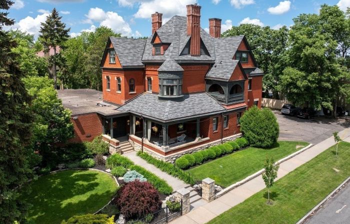 The New Victorian Mansion Bed & Breakfast