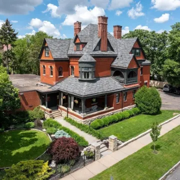 The New Victorian Mansion Bed & Breakfast Hotels near Science Museum of Minnesota