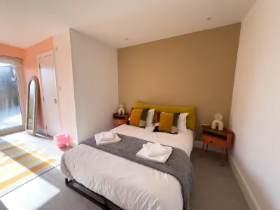 Zozy, Clitterhouse Hotel di 