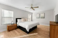 City Oasis with Hot Tub Group-Friendly