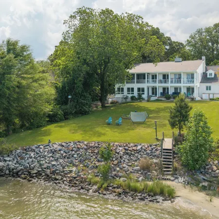 Hot Tub + Private Beach: Waterfront Urbanna Escape