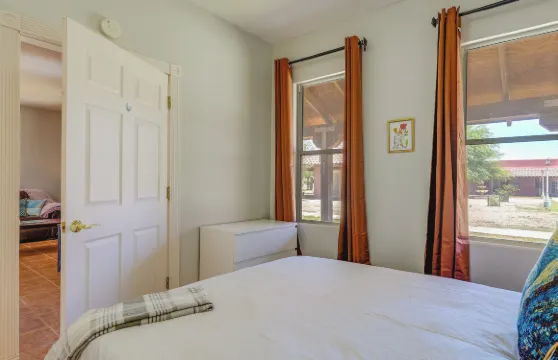 埃洛伊度假租賃，配有泳池通道和庭院！