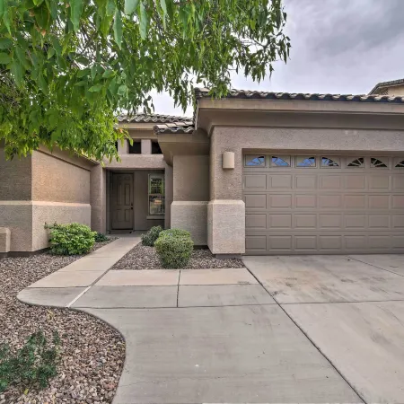Spacious Surprise Home 6 Mi to Wildlife World Zoo